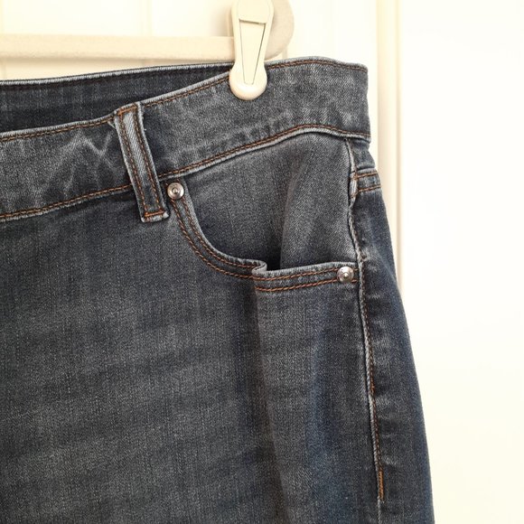 Lane Bryant Signature Fit Boyfriend Denim Midi-Rise Short Dark Wash Blue Size 18 - Picture 5 of 12